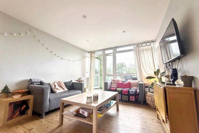 57, Winterfold Close, Southfields photo 2