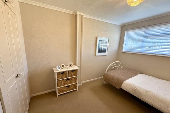 4 Laura Drive, Hextable, SWANLEY photo 3
