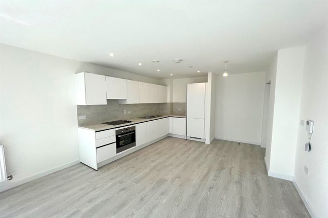 Apartments 86 Tabbard, Wastern Avenue, London photo 2