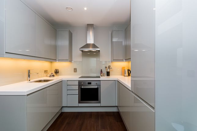 Flat 2302 Avalon Point, Silvocea Way, London photo 4