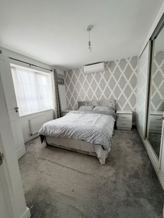 22 Starling Crescent, Slough photo 3