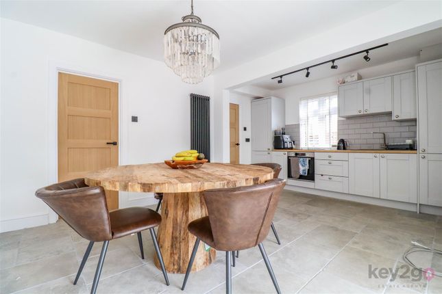 8, Hallowes Rise, Dronfield photo 3