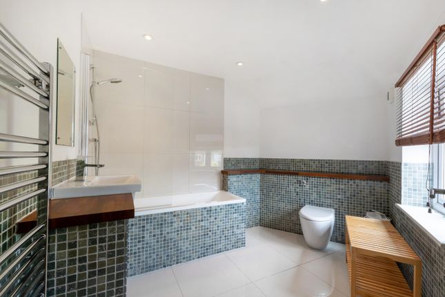 Flat 2, 91 Glennie Road, London photo 4