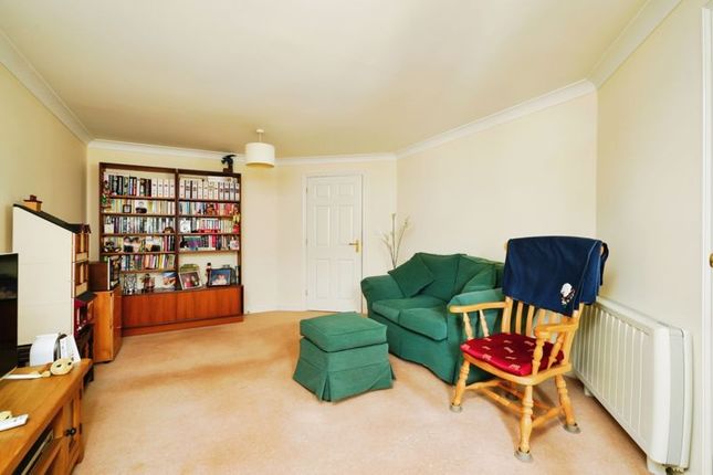 Flat for sale in Otters Court, Witney