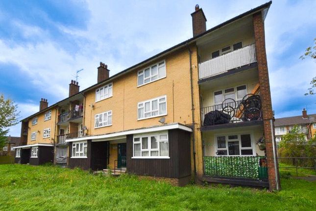Flat to rent in Pawsons Road, Croydon