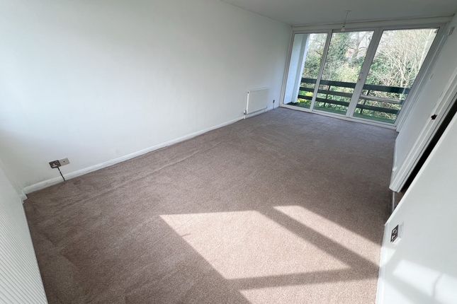 Trafalgar Drive, Walton-on-Thames photo 3