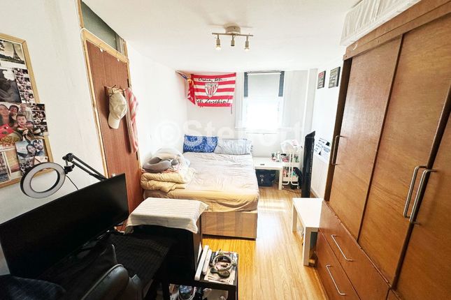 Studio flat on Flat 2, 23A West Green Road, London, £1,175/mo
