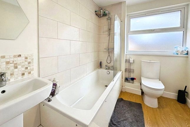 Room 3, 7, Fairview Avenue, Surrey photo 4