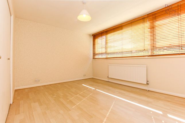 16, Crakers Mead, Watford photo 3