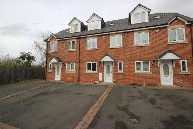 Thumbnail Town house to rent in Bull Street, Brierley Hill, West Midlands