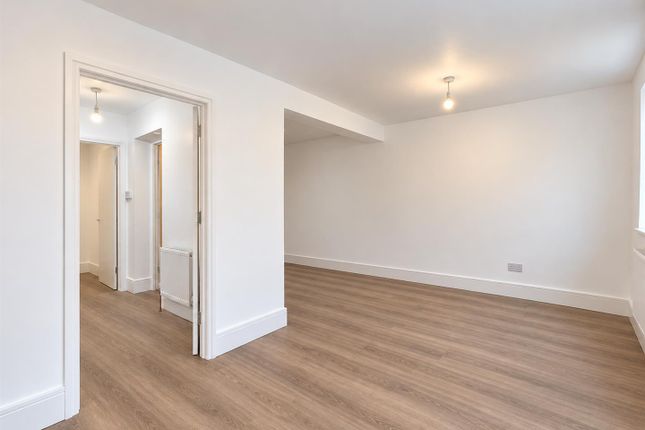 Flat 3 Station Parade, 6 Cherry Tree Rise, Buckhurst Hill photo 3