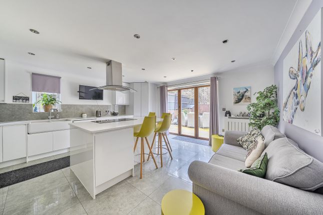 8, Vicarage Close, Horsham photo 2