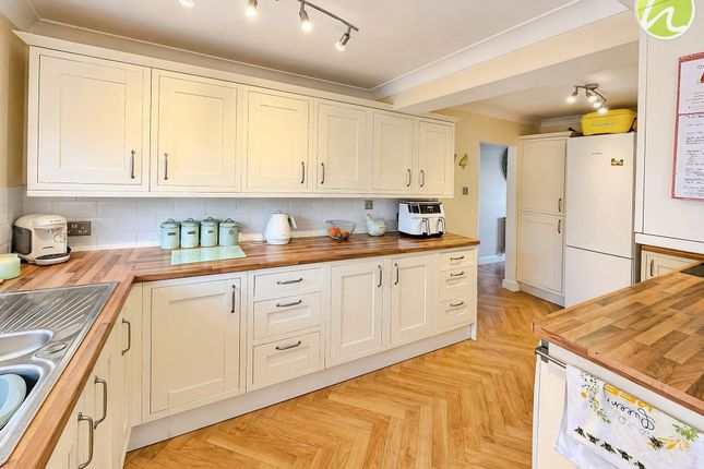 2a Golding Crescent, Stanford-Le-Hope photo 4