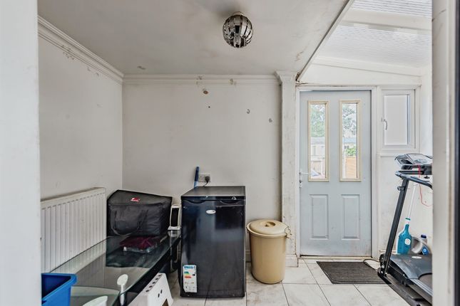 37, Trefoil Crescent, Crawley photo 4