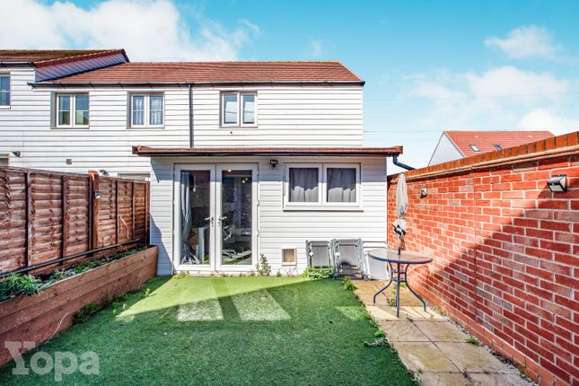 22, Hopkins Close, Dartford photo 4