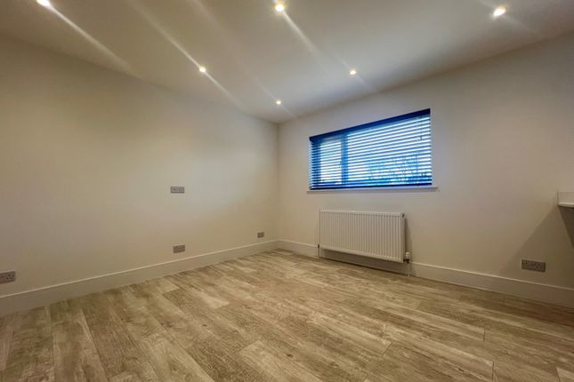 First Floor flat, 114, Northwood Road, Uxbridge photo 5