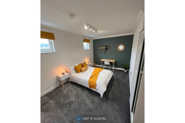 Flat, Clarence House North Row, Milton Keynes photo 2