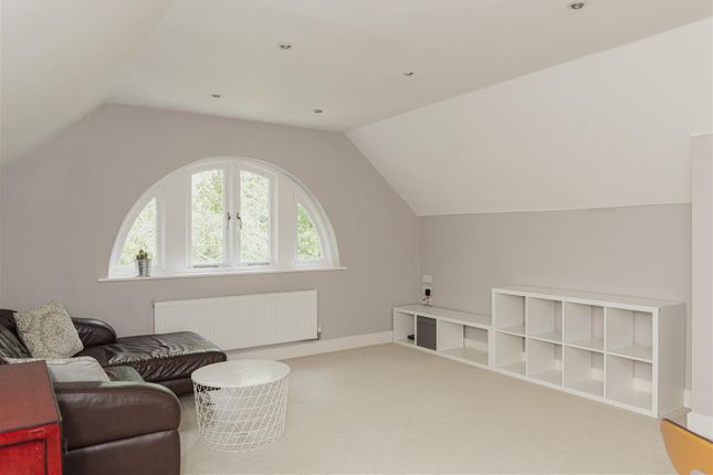 Flat to rent in Reigate Hill, Reigate
