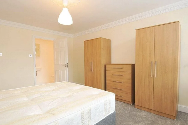 2, 18, Malvern Road, London photo 2