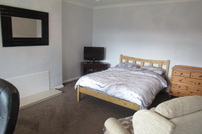 1-bed house on Room 2, 137 Clarence Road, East Cowes, £550/mo