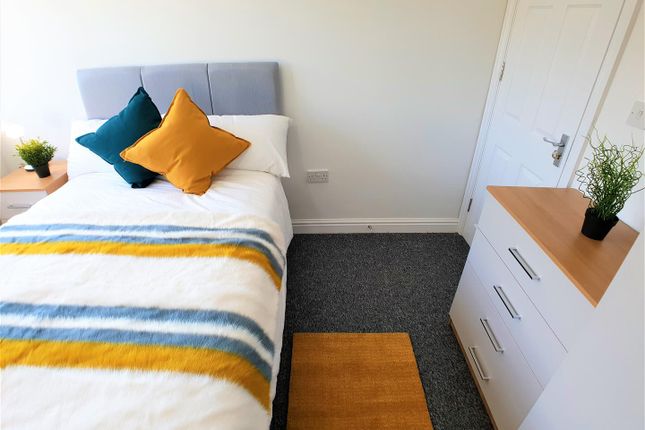 Room 4, 354, Court Oak Road, Birmingham photo 4