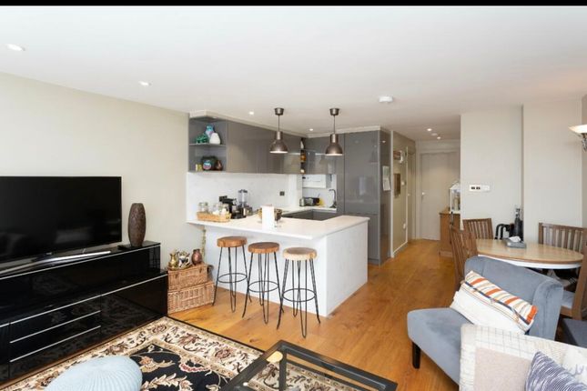 173d Farriers Court, Horseshoe Lane, Watford photo 2