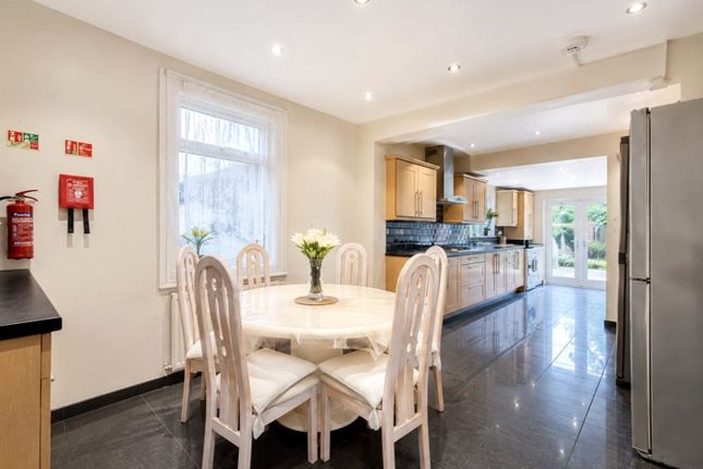 4, Heath Road, Hounslow photo 2