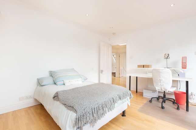 Flat to rent in Compayne Gardens, London