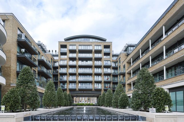 Thumbnail Flat for sale in Kew Bridge Road, Brentford