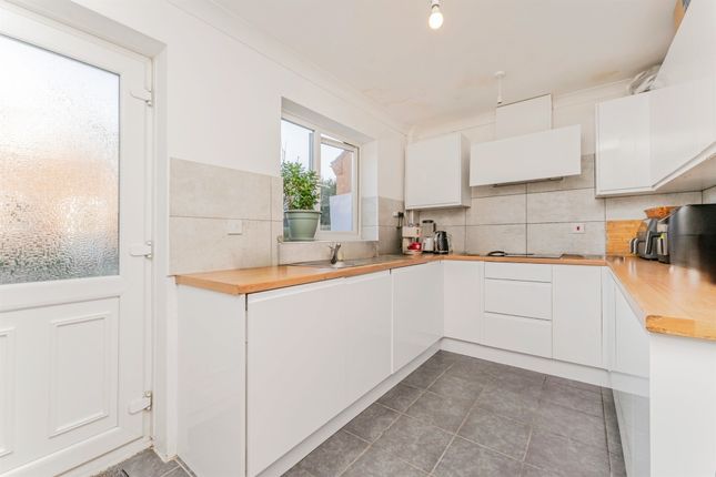 48, Applegarth Close, Corby photo 3