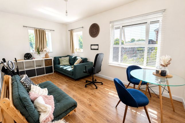 Flat M, 28, Courthill Road, London photo 2