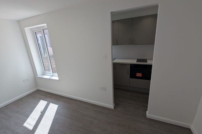 1@168A, High Street, Ruislip photo 2