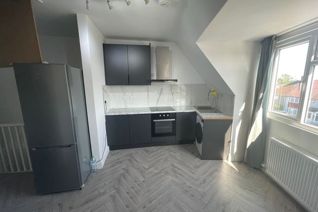 Flat to rent in Deansbrook Road, Edgware