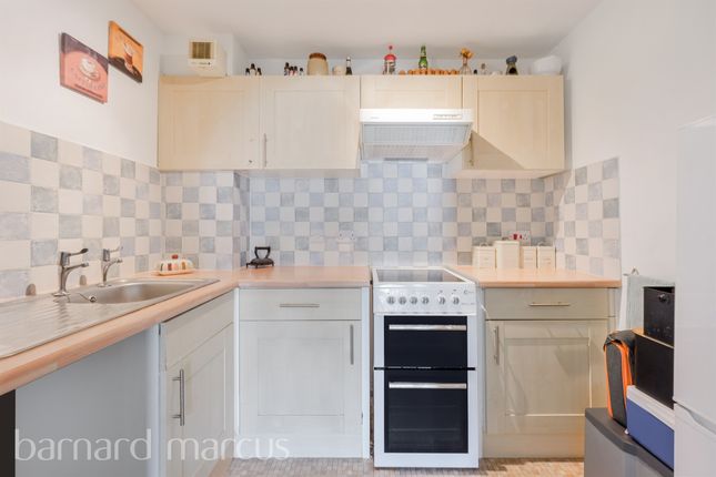 18, Bartholomew Court, South Street, Dorking photo 3