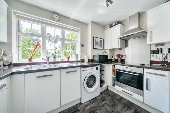 Flat 17, The Quadrant,, Brighton Road, Addlestone photo 3