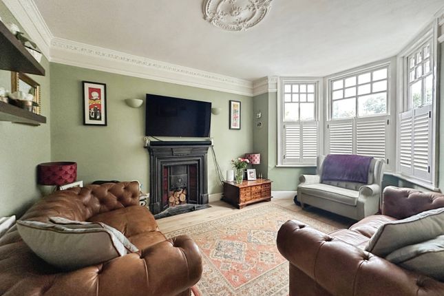 220, Gordon Avenue, Surrey photo 2