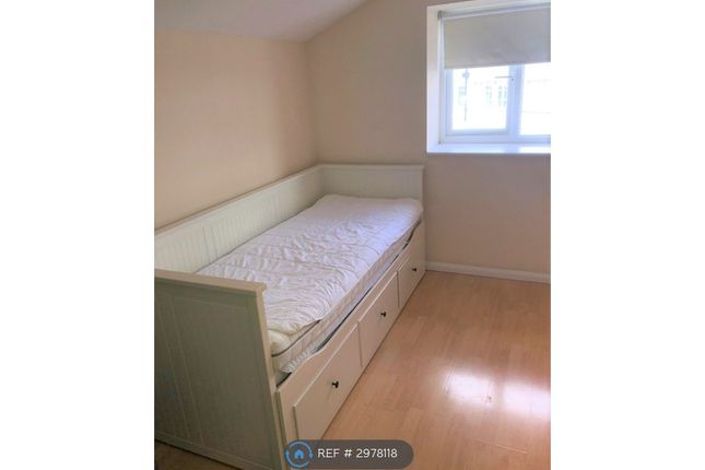 Studio Flat, Deer Park Road, South Wimbledon photo 3