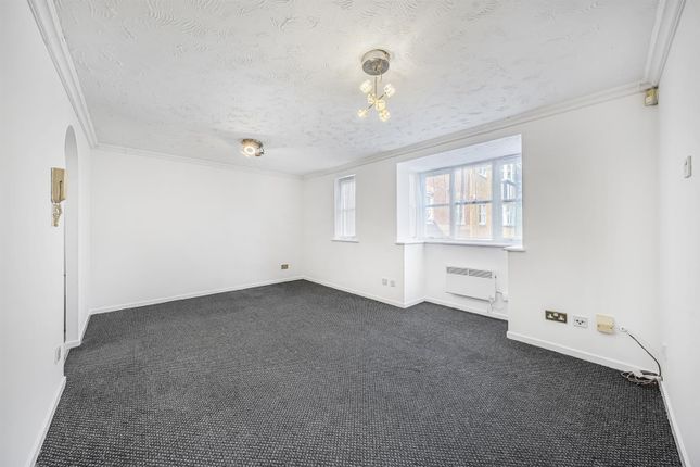 45, Redwood Gardens, London photo 2