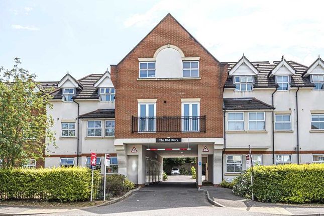 Flat to rent in Goldsworth Road, Woking