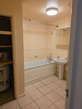 370 Redford Close, Redford Close, Feltham photo 4