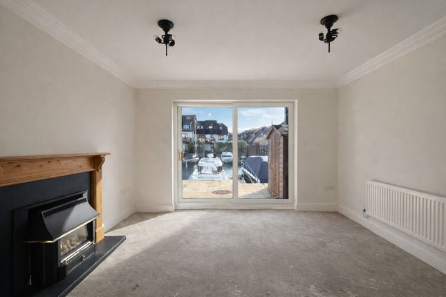 65, Endeavour Way, Hythe, Southampton photo 3