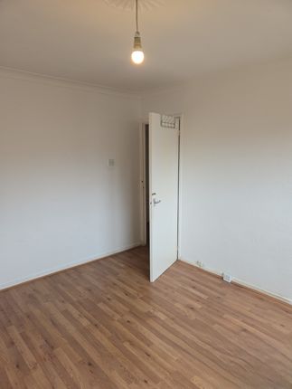 8, Henrys Walk, Ilford, ESSEX photo 4