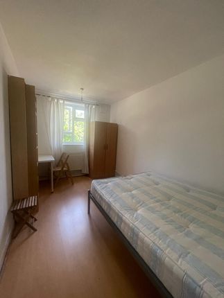 Room to rent in Room In 3 Bed Flat, Lister Court, Yoakley Road, Stoke Newington