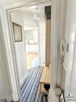 Flat 2, 75 Vicarage Road, Eastbourne photo 4