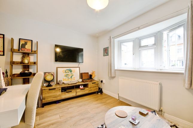 Flat 1/Forest Court, 157 Forest Road, Loughton photo 2