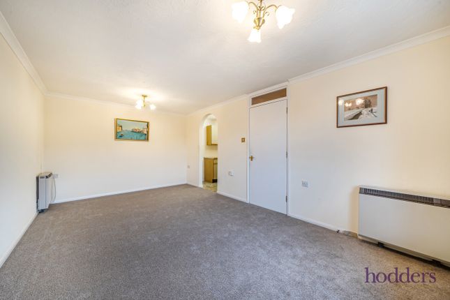 51, Pitson Close, Addlestone photo 4