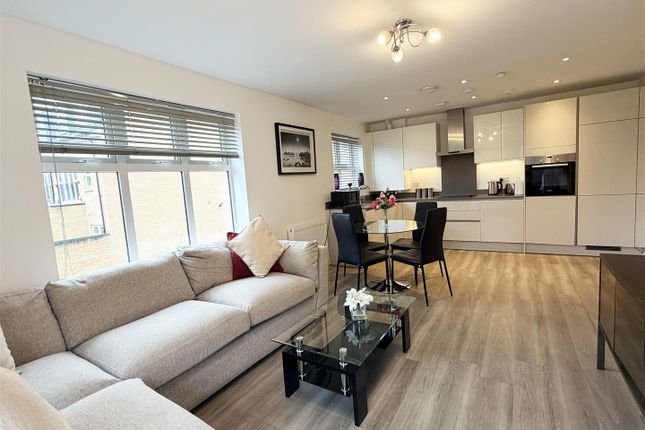 Flat 6, Dorney House, Queenswood Crescent, Egham photo 2