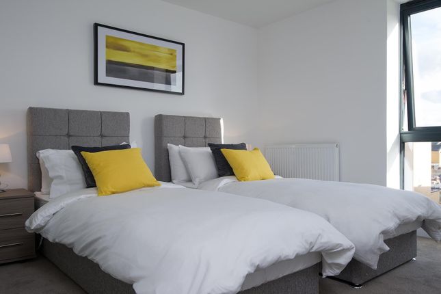 Tailored Stays De Havilland House Split Beds Servi