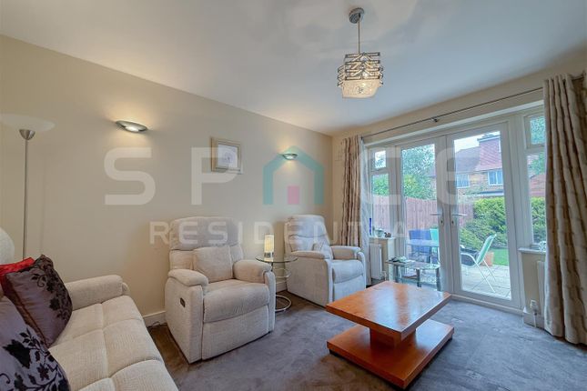 112, Warwick Avenue, Edgware photo 2