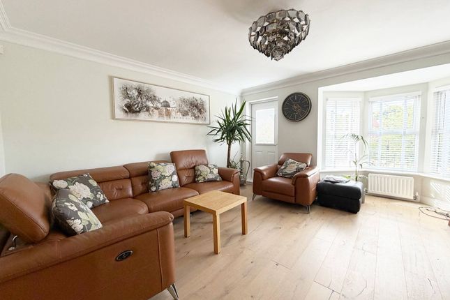 6 Huntington Crescent, LEEDS photo 3